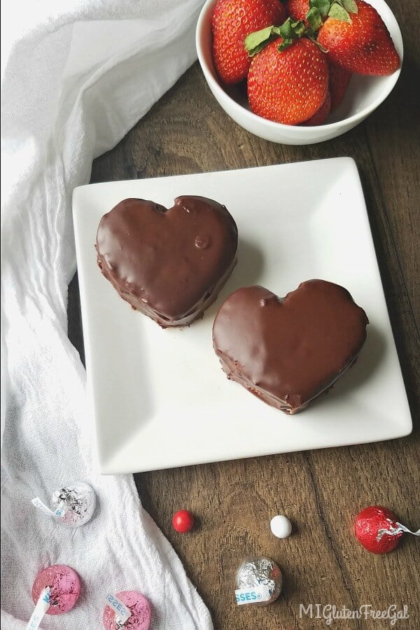 These gluten free valentine snack cakes fulfill your Little Debbie cravings! 