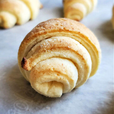 https://miglutenfreegal.com/wp-content/uploads/2019/04/crescent-roll-update-side-swirls-1-1-480x480.jpg