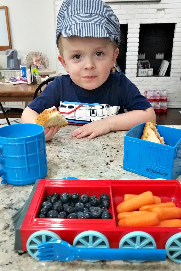 kids nutrition boy eating lunch