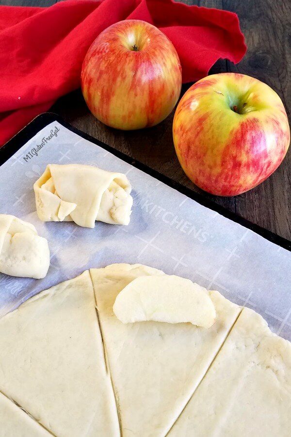 apple dumplings apple slice on dough 