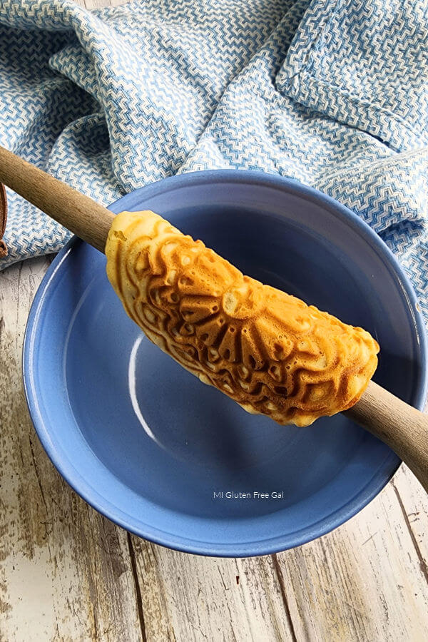 Use a spoon for form Gluten Free Choco Taco shells 