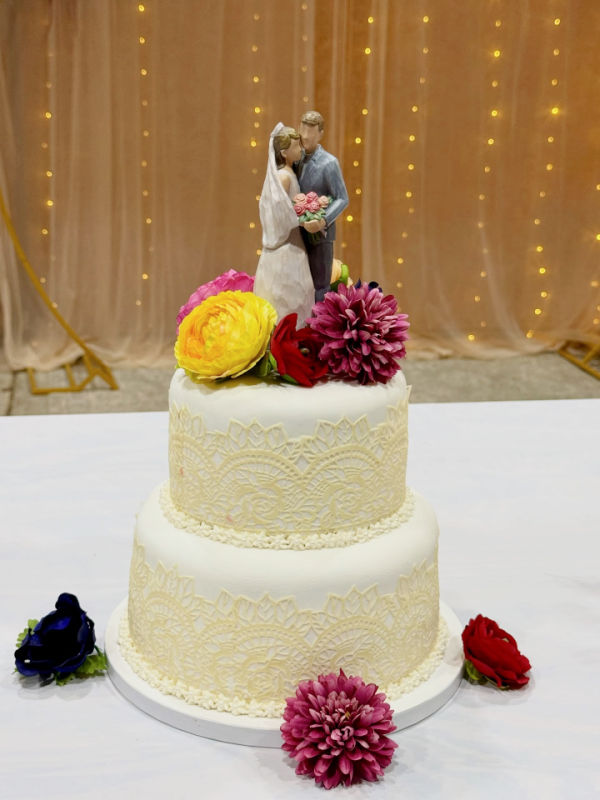 Mama Alana's Pantry in Linden, MI requires at least 2 weeks advance notice for special order gluten free cakes.